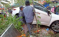 Xe "điên" lao thẳng vào khu chợ ven đường, nhiều người bị thương