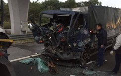 Cận cảnh xe tải nát bét sau cú đâm đuôi xe bồn tại cao tốc Hà Nội-Hải Phòng