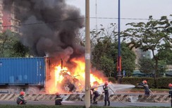 Xe đầu kéo bốc cháy ngùn ngụt kèm tiếng nổ lớn trên xa lộ Hà Nội