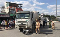 Video TNGT 11/1: Hai người đi xe máy va chạm với xe bồn, 1 người tử vong