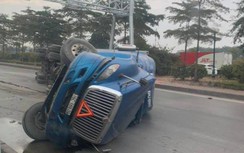 Xe container lật choán kín một chiều QL5 kéo dài, tài xế bị thương