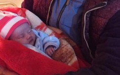 Bé sơ sinh bị bỏ bên quốc lộ giữa đêm giá rét cùng lá thư của người mẹ