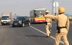 CSGT chốt trực, xử phạt hàng loạt phương tiện quay đầu trên cầu Thăng Long