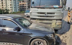 Nghi say rượu, lái xe tải tông liên tiếp vào ô tô Mercedes ở đường trên cao