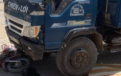 Xe tải chở đất tông xe máy mẹ đèo con, bé gái 4 tuổi tử vong