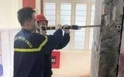 Khoan, đục tường đưa thi thể công nhân rơi vào khe giữa thang máy ra ngoài