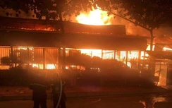 TP.HCM: Xưởng gỗ cháy ngùn ngụt, cảnh sát căng mình khống chế
