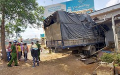 Tai nạn ở Đồng Nai: Xe tải lao vào nhà dân, húc sập phòng ngủ