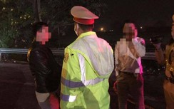 Lái xe say rượu ký biên bản xong tự bóc niêm phong chui vào ô tô ngủ