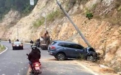 Tài xế ngủ gật, xe ô tô tự lao vào cột điện chiếu sáng bên đường