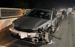 Chuyển làn đột ngột, ô tô con bay vỏ do va chạm với xe container