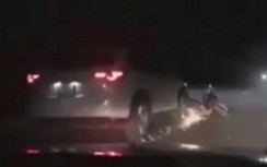 Ô tô con kéo lê xe máy tóe lửa trên đường hơn 2km tại Quảng Trị