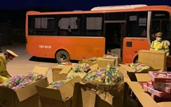 Phát hiện xe khách chở chật đồ chơi trẻ em không rõ nguồn gốc xuất xứ
