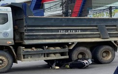 Video TNGT 19/1: Va chạm khi vượt đèn đỏ, người đàn ông văng vào gầm xe ben