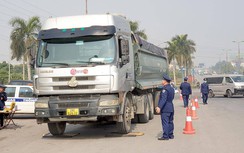 Túc trực ngày đêm canh xe quá tải, bảo vệ mặt cầu Thăng Long