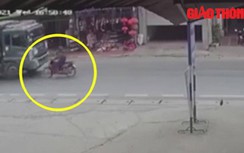 Video: Sang đường bất cẩn, nữ sinh bị xe ben cán tử vong