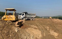 Đột nhập bãi tập kết vật liệu, phát hiện "cát tặc" trên sông Trới