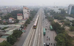 Video: Ngắm đoàn tàu đường sắt đô thị Nhổn - ga Hà Nội lăn bánh từ trên cao