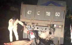 Xe máy tông vào đuôi xe tải, một thanh niên chết thảm