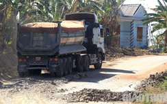 Đường 10 tấn bị xe cát "khủng" cày nát: Từng bị “tuýt còi” vẫn... phớt lờ!