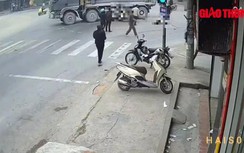 Video: Vượt đèn đỏ, hai dì cháu thiệt mạng vì đâm thẳng vào xe ben