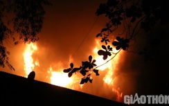 Kho vải rực đỏ, nhà xưởng đổ sập, gần trăm cảnh sát căng mình chống cháy