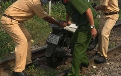 Lách qua khe hở thanh chắn tàu, shipper bị tông nhập viện tại TP.HCM