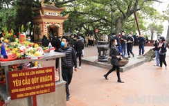 Không còn "biển người" chen chân ở Phủ Tây Hồ ngày rằm tháng Chạp