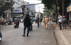 Người đàn ông tông vào trụ điện tử vong, xe máy văng xa nhiều mét