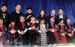 Ông Đoàn Ngọc Hải và các đại biểu Quốc hội mang áo ấm tới Dế Xu Phình