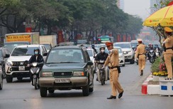 CSGT phân luồng giao thông, phát khẩu trang phòng dịch Covid-19 mới