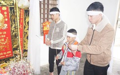 Gác giấc mơ đại học, đi phụ hồ nuôi em tật nguyền