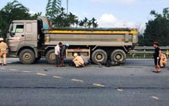 Video TNGT 30/1: 1 học sinh tử vong sau va chạm giữa xe đạp điện và xe ben