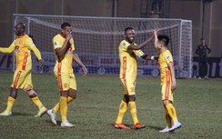 Đội bóng gây sốc với ngoại binh thua thảm trước HLV cao tuổi nhất V-League