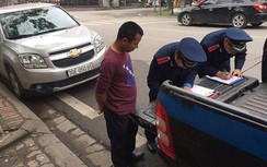 Đỗ xe có bật đèn cảnh báo sao vẫn bị phạt?