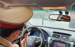 CSGT gọi loa, dán phạt nguội hàng loạt ô tô đỗ trên đường Ngọc Hồi