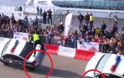 Video: Cảnh sát giao thông Nga trình diễn kỹ năng lái ô tô... hai bánh
