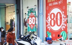 Cận Tết, cửa hàng thời trang đồng loạt giảm giá sâu, "sale bằng hết"