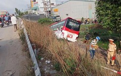 Xe khách Cà Mau lao xuống kênh, hàng chục hành khách hoảng loạn