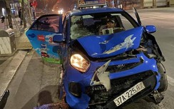 Video TNGT 5/2: Taxi biến dạng, thanh niên đi xe máy nhập viện sau va chạm