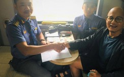 Khách vui hết cỡ nhận lại gần 100 triệu bỏ quên trên tàu ngày cận Tết