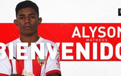 Cầu thủ 18 tuổi có pha sút phạt thành bàn cực khó tin