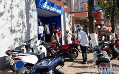 Người dân ùn ùn rút tiền tiêu Tết, các máy ATM quá tải