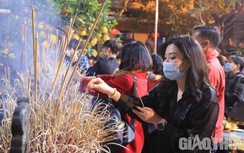 Sau Giao thừa, người Hà Nội, Sài Gòn kín mít khẩu trang lễ chùa cầu may