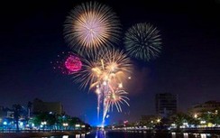 Pháo hoa nở bung trên bầu trời đêm 30 Tết ở Hà Nội