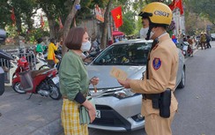 Mất tiền gửi ô tô vào đền Quán Thánh, vẫn bị CSGT phạt vì đỗ sai quy định