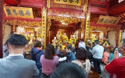 Dân đốt tiền triệu đi lễ ông Hoàng Mười dịp đầu năm Tân Sửu