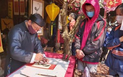 Video: Người Hà Nội xếp hàng xin chữ đầu năm