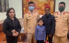 CSGT Hà Nội dùng xe chuyên dụng đưa người phụ nữ bị lạc về nhà con gái