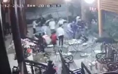 Kinh hoàng, hàng chục thanh niên mang dao kiếm xông vào nhà chém người